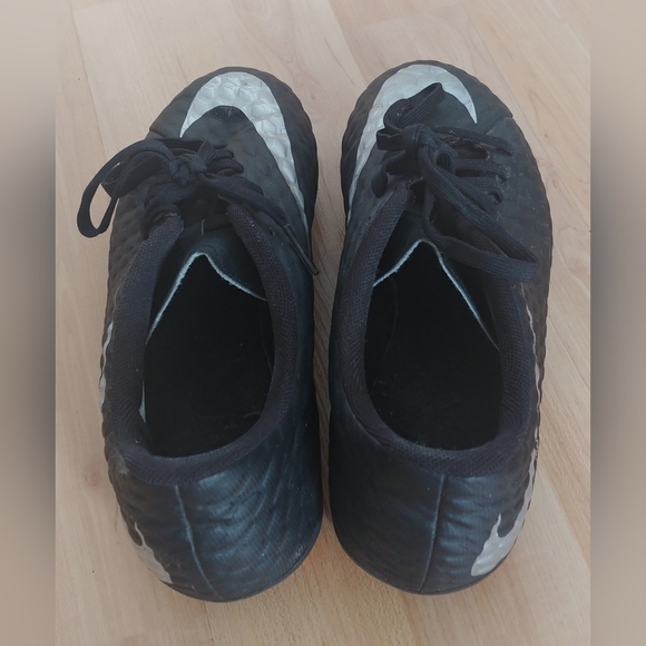 Nike Soccer Shoes size US 4Y - Picture 4 of 5
